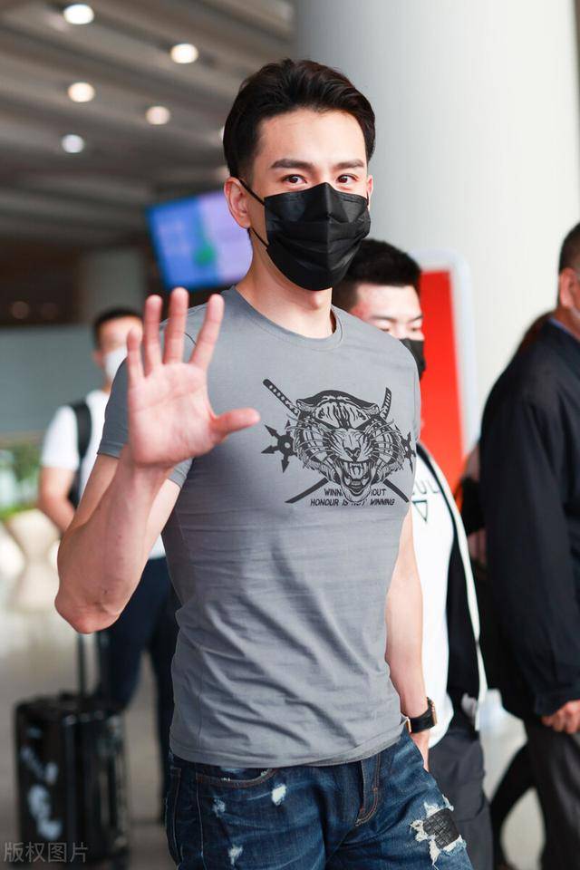 经超一袭灰色紧身短袖大秀腹肌大长腿气场很强