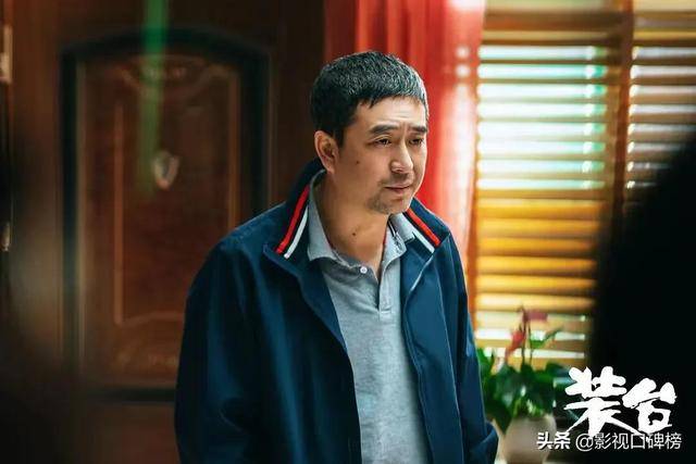 他出生于陕西西安,张嘉益是属于大器晚成的演员,2009年,39岁的张嘉益