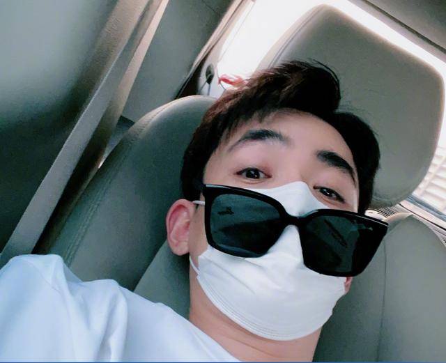 朱一龙私下抽烟超开心与女助理打闹临走不忘拍女助理后背