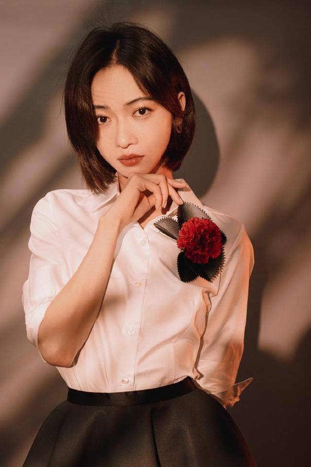 吴谨言穿白衣纱裙,优雅中透着可爱气息,一口气拍五部剧陆续上线_姐姐