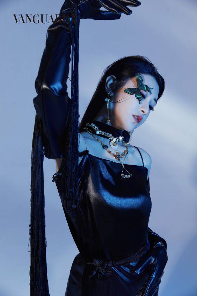 朱圣祎蝴蝶造型曝光高开叉长裙性感迷人