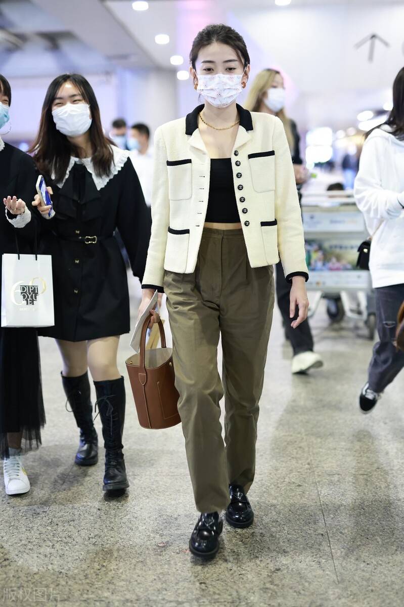 梁洁穿白色短款毛呢外套搭配军绿色直筒裤