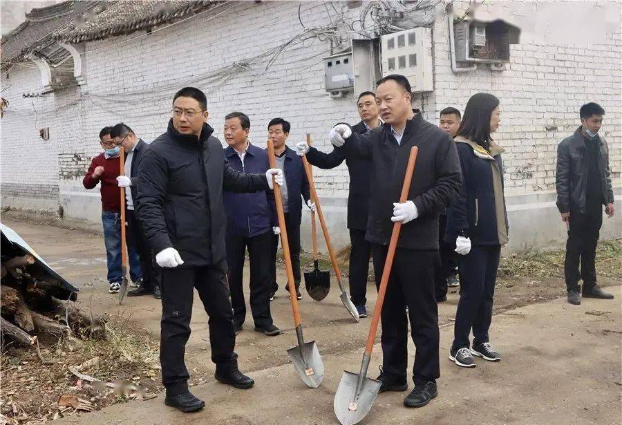 12月11日下午,县委书记王景育到广阔天地乡小程庄村组织开展农村人居