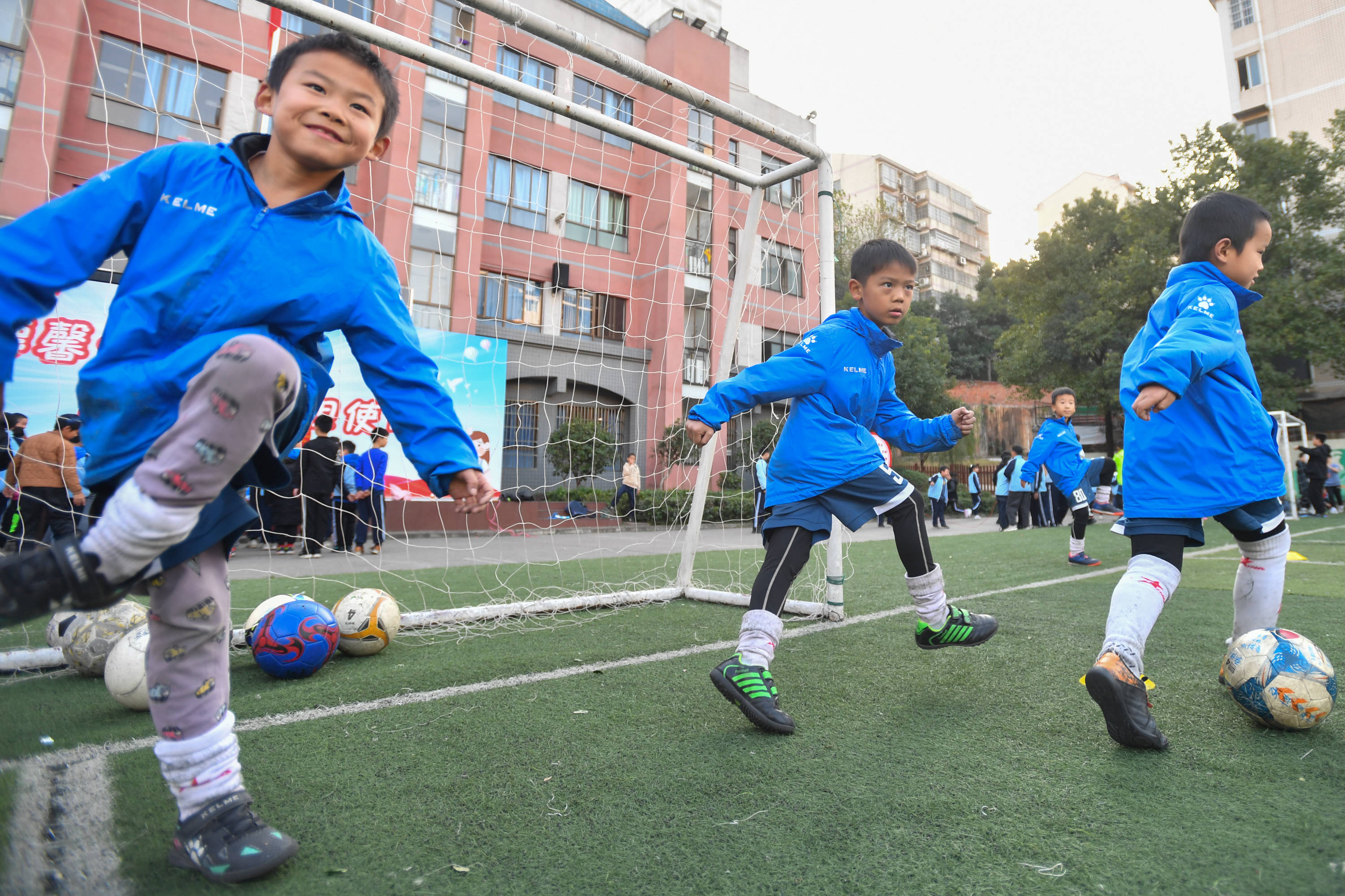 小学一学期足球课时标准（小学足球课教学内容分为几个水平） 小学一学期足球课时标准

（小学足球课讲授
内容分为几个程度
） 足球资讯