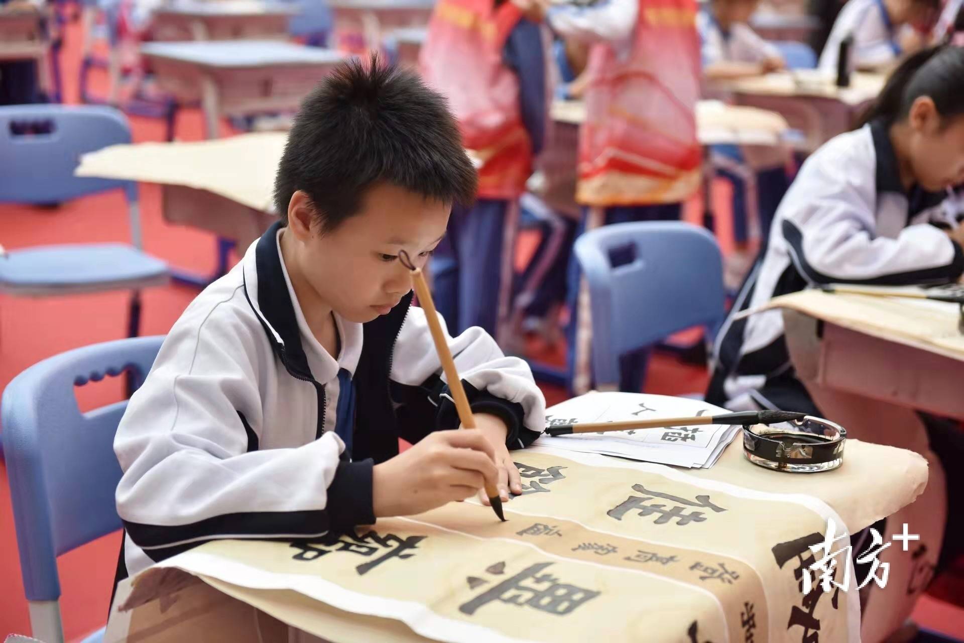 传承弘扬中华民族传统文化,深圳学子校内书法大pk