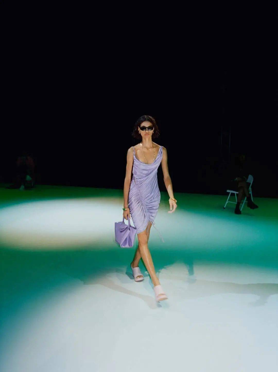 自然环境Pantone发布了2022年度流行色——长春花蓝