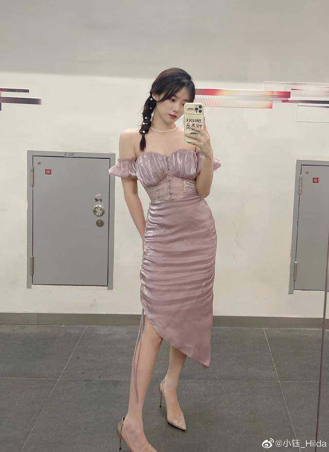 lpl主持人小钰微博晒绝美一字肩照遭网友吐槽:羡慕宋义进的第n天