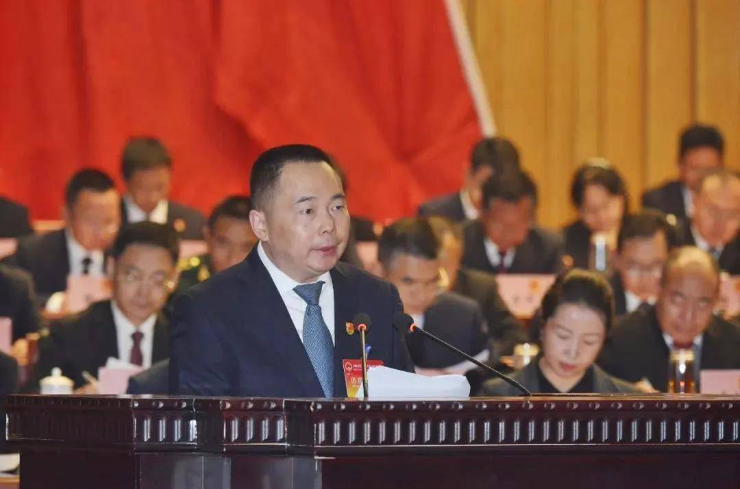 (图片来源:日喀则广播电视台)据官方简历,卓锋生于1973年1月,曾在西藏