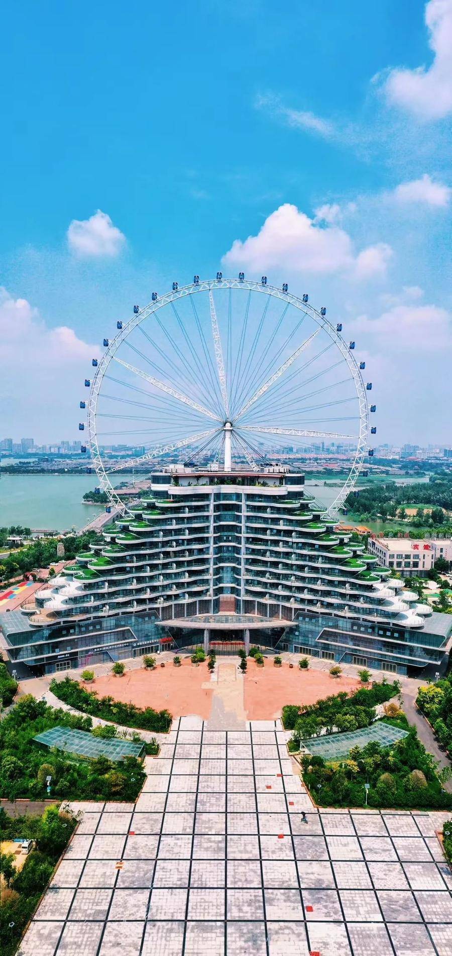 横在水上的摩天轮显得更加浪漫,和最爱的她一起乘坐,到最高点一起许下