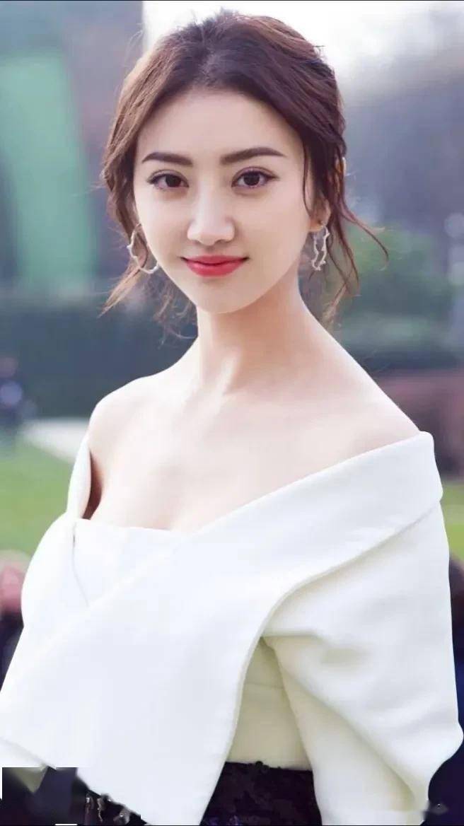 景甜眉蹙春山眼颦秋水