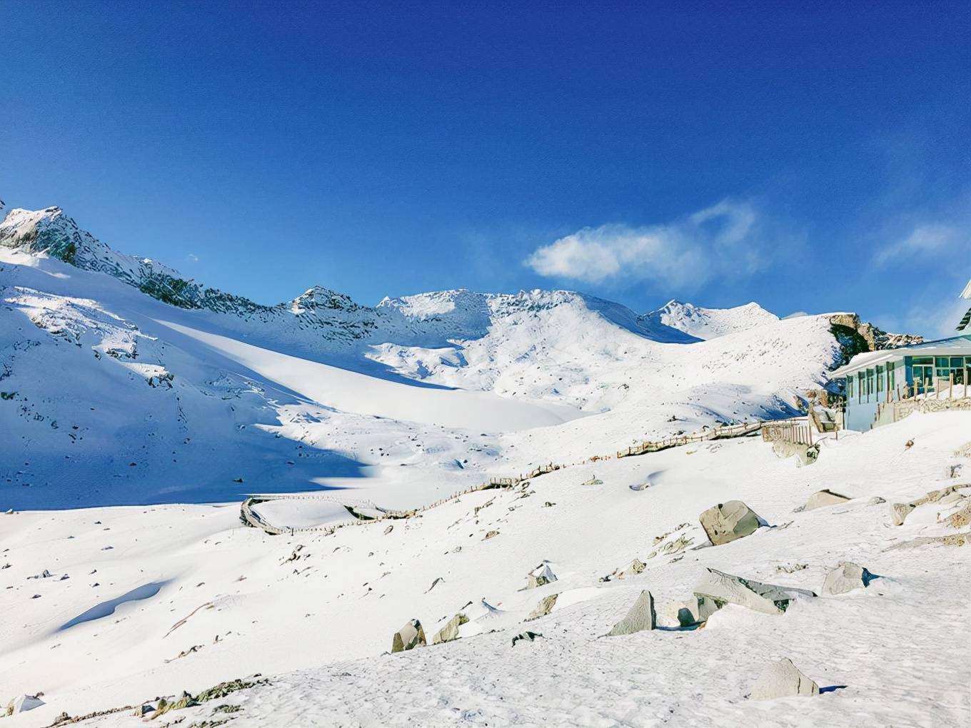 达古冰川中国机长最精彩的雪山镜头银白而纯净壮美异常