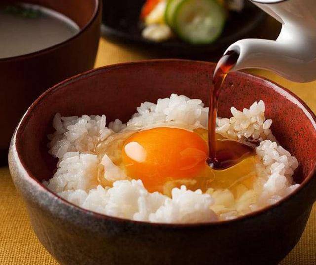 日本人为啥爱吃生鸡蛋看到原因笑岔气果然是生吃专家