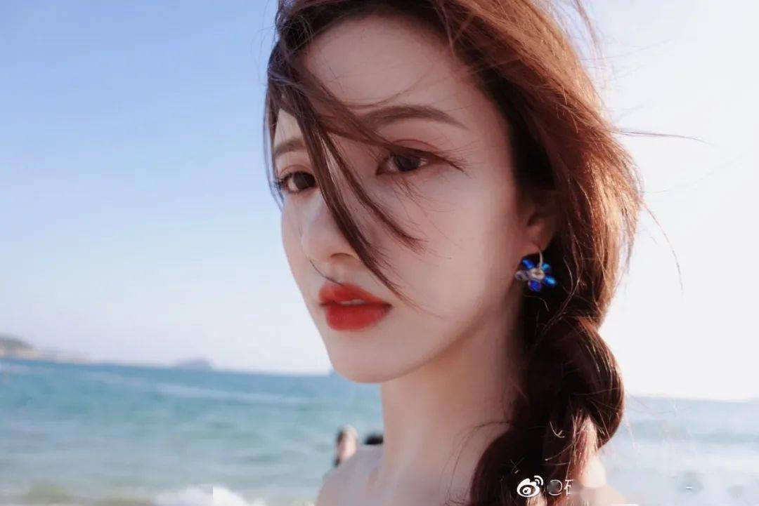 plog刘些宁港风泳池plog艳惊四座，如何抵抗妆容天敌？