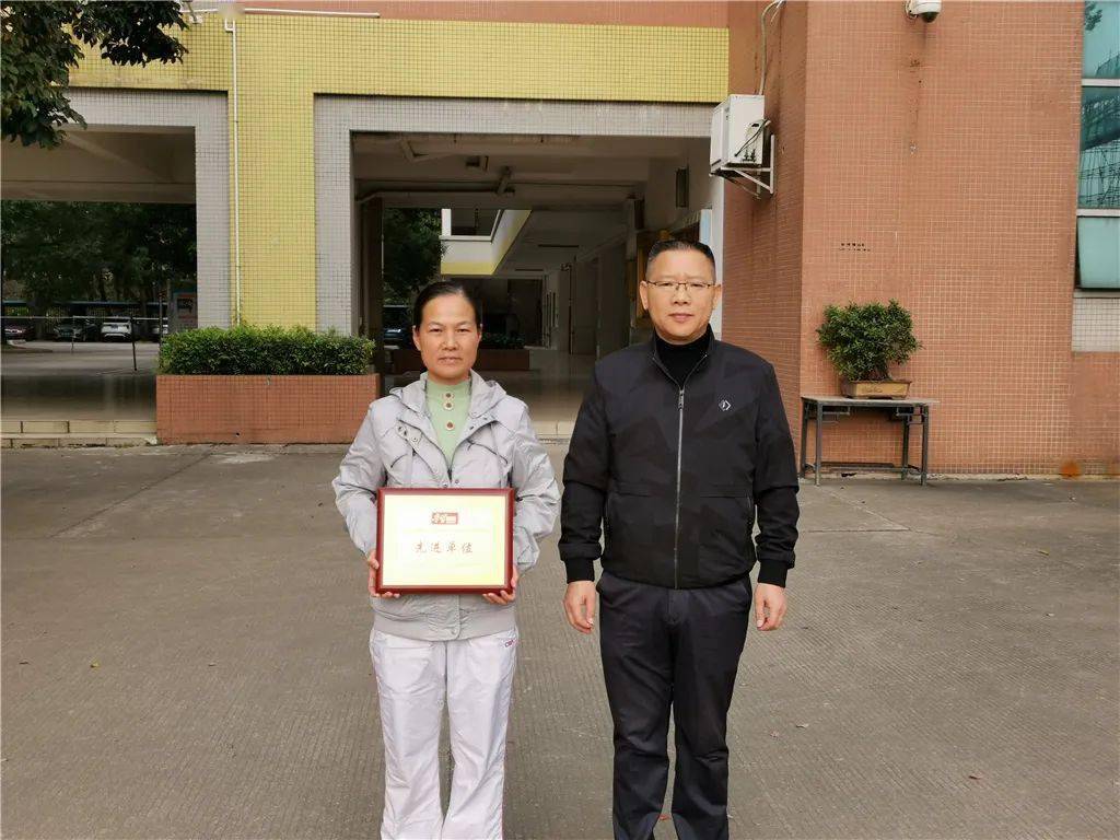 古镇初级中学(上下滑动查看完整获奖名单)12月13日,全镇15间中小学和