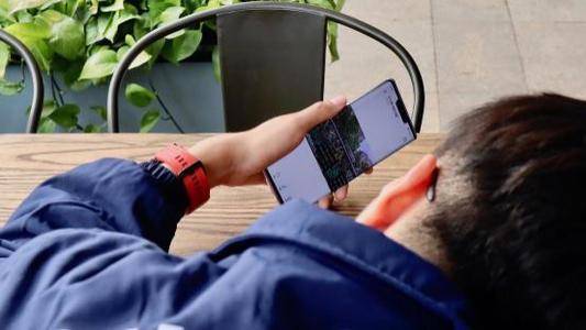 怎么趴着玩手机才正确 8dbb6bc0b21641f3a8f4988c924d28bb.jpeg