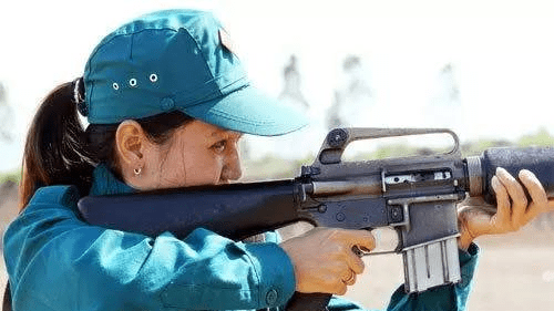 对着标靶猛射:越南女民兵熟练使用美制m16步枪_弹药_装药_射击