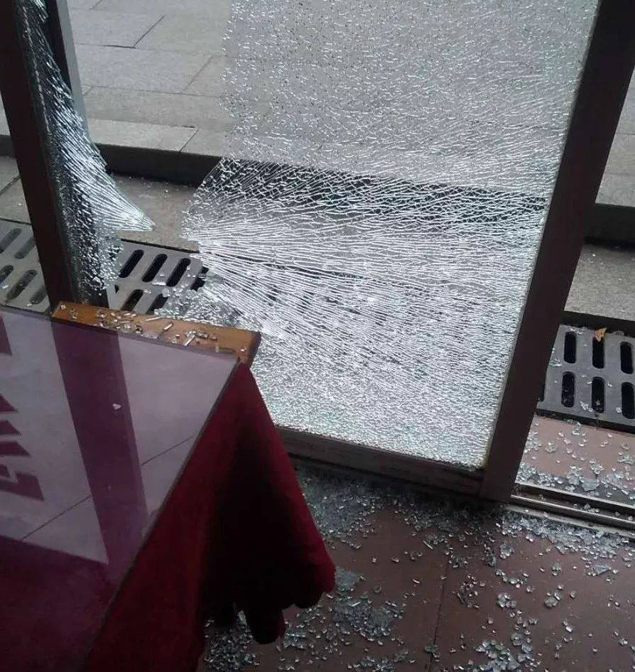 人祸?南部店家玻璃门三次被砸!_飞来石_店铺_行人