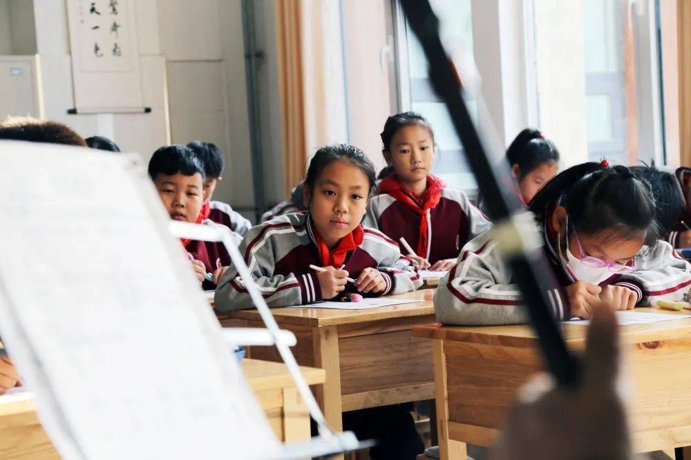 “二胡”爷爷给学生们上课啦!