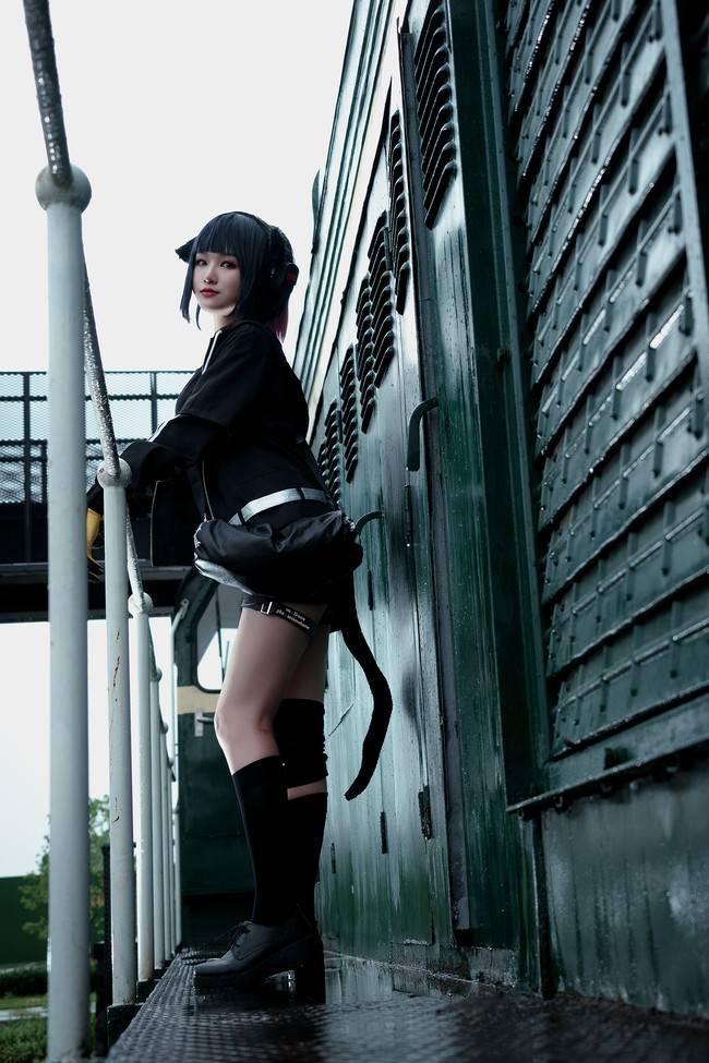 cos明日方舟黑色金属背景下的杰西卡