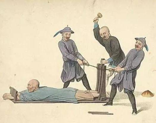 清朝末年曾有一个法国士兵拍摄了凌迟行刑时的照片,这个外国人通过