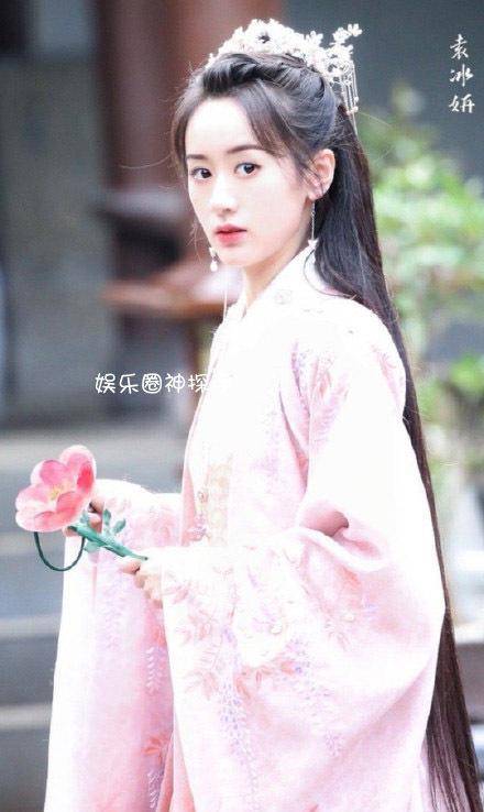 祝卿好路透图曝光袁冰妍的服装造型热争议