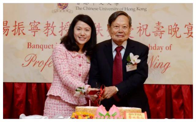 45岁翁帆为丈夫庆百岁生日一袭红裙优雅亮相夫妇俩牵手切蛋糕