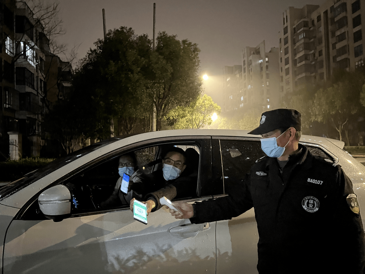 雨夜筑起防疫墙小区又见守门人