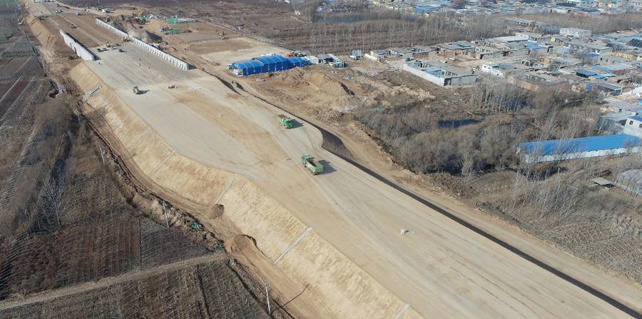 路基本体填筑采用挖掘机,装载机挖装,自卸汽车倒运,推土机摊铺初平,平