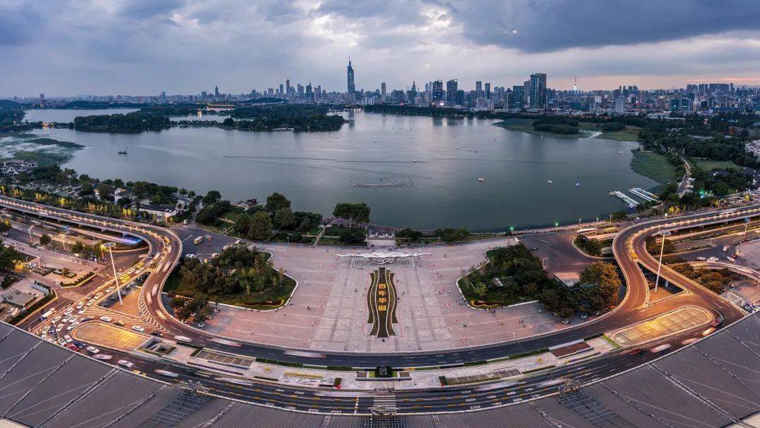 吴咏进《最美城市天际线》李阳东《东南西北中看玄武