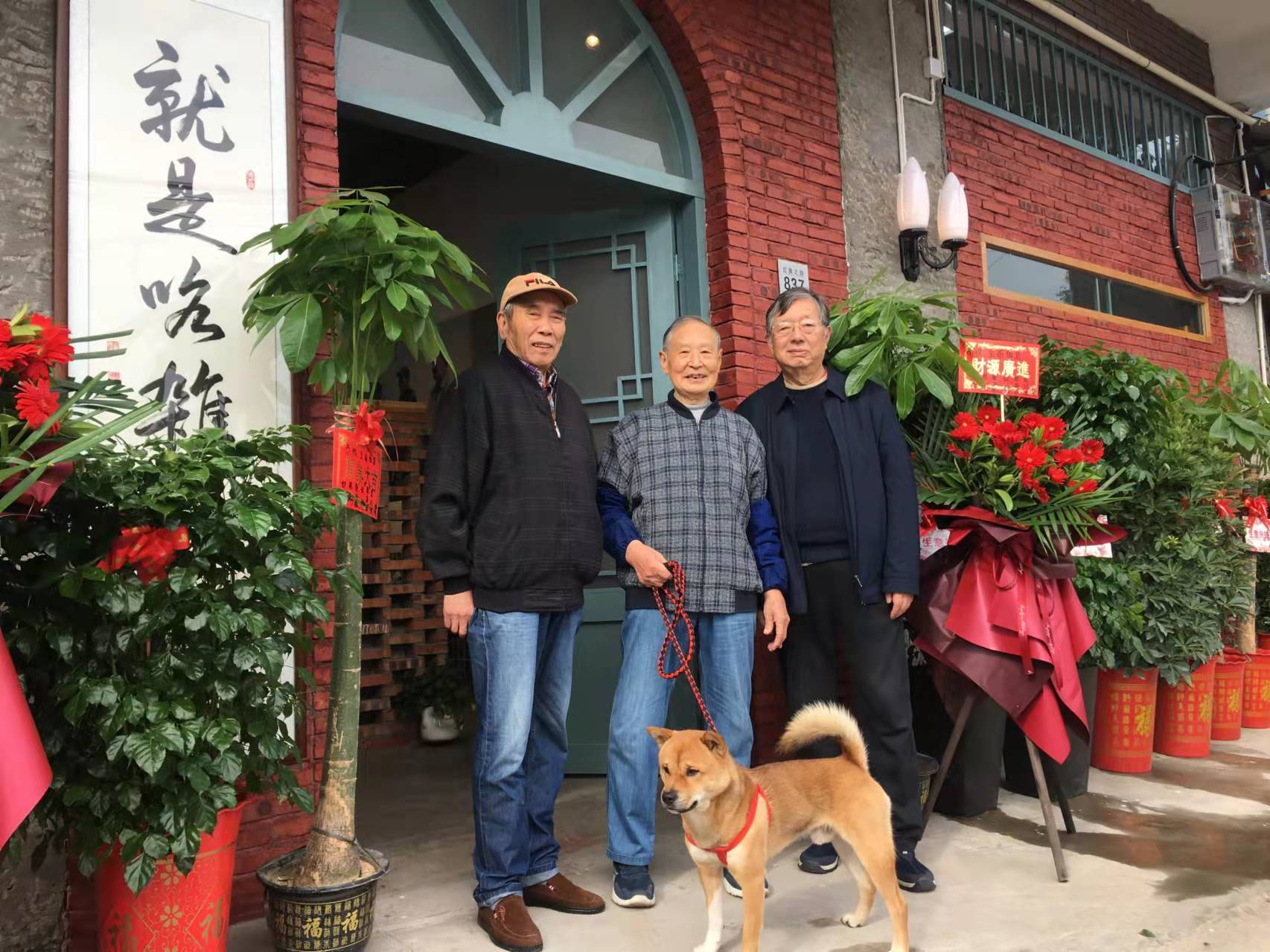 加起来240岁的3个湖南大爷合伙开饭店，想赚钱买房车旅游