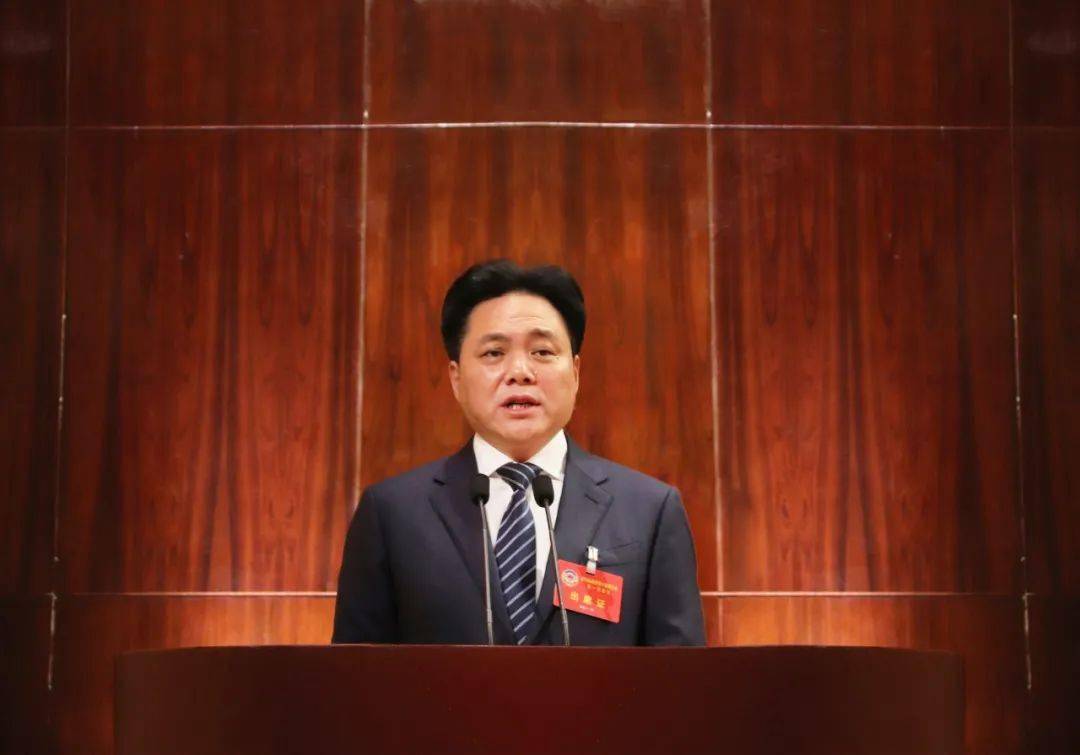 印家利主持会议并宣布大会开幕,全体起立,奏唱国歌.