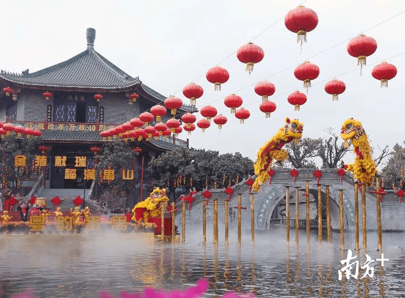 广州番禺:雄狮水上攀登梅花桩迎新春_宝墨园_洛仔_表演