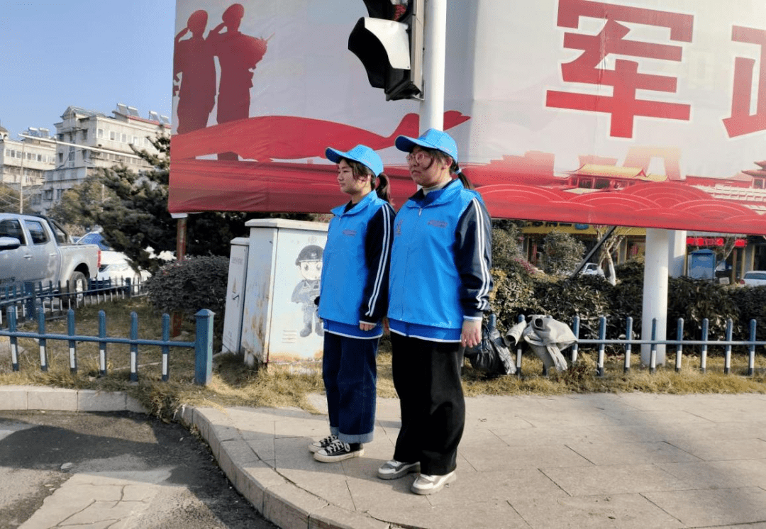 凤台二中开展小手拉大手文明齐步走活动