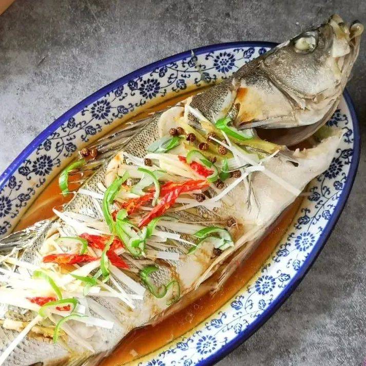 清蒸鱼时，掌握这3点，鱼肉不腥不柴，鲜嫩无比，营养不流失，让你胃口大好！_进行_清蒸鲈鱼_姜丝