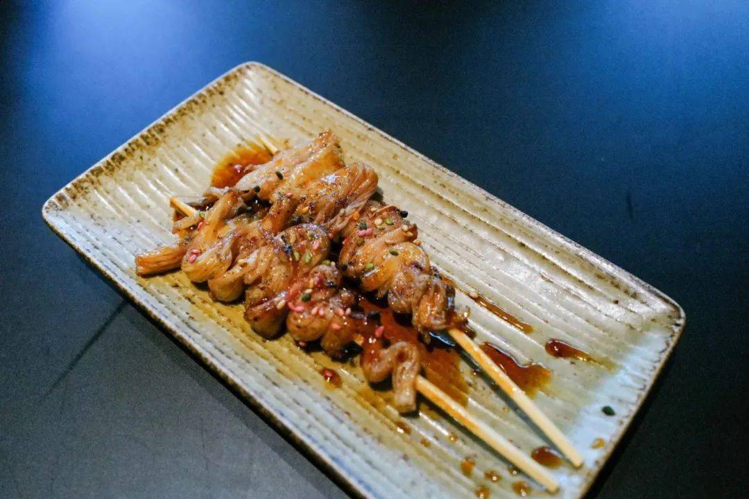 推荐猪鼻筋,鸡脚筋,凤尾,喉管和鸡心边……酱烤有特色,鸟沢在味淋与