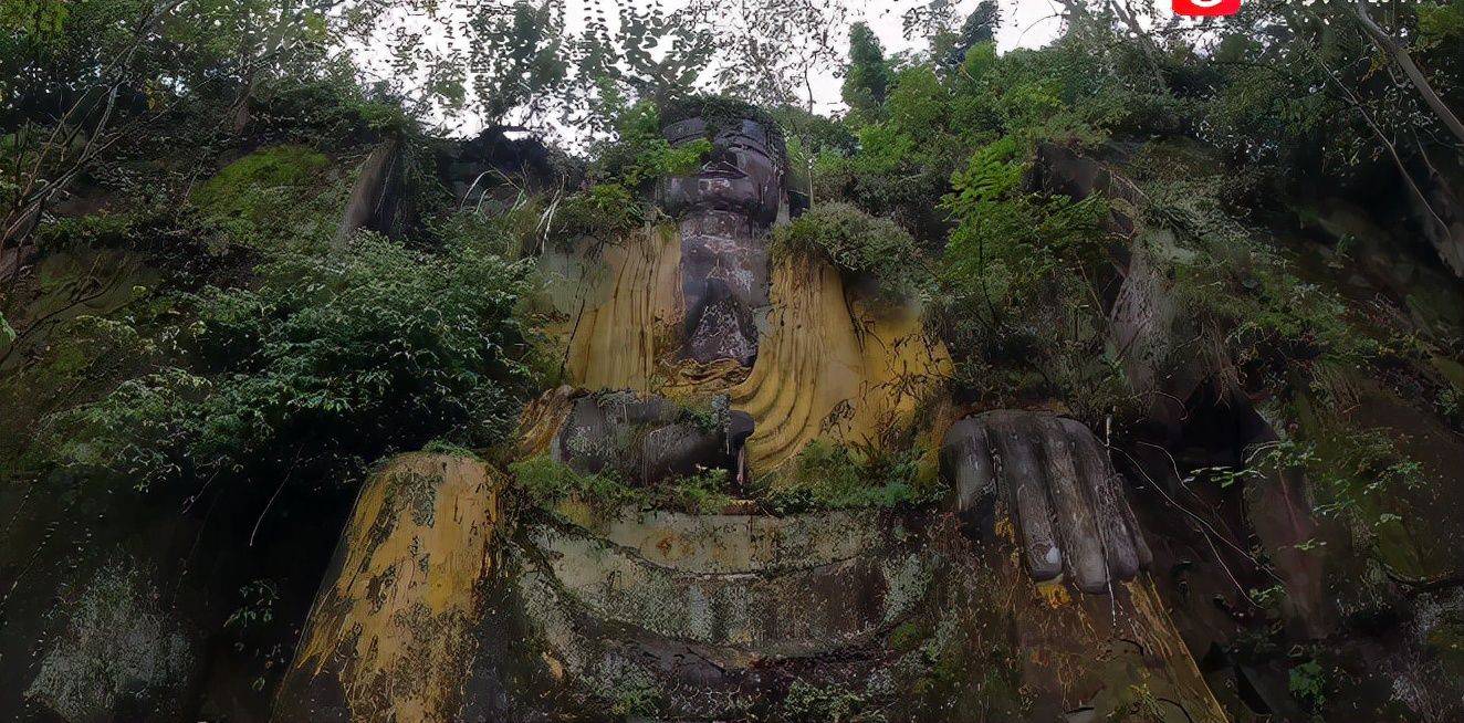 重庆合川神秘的大佛金光闪闪却杂草丛生何时修建无人知晓