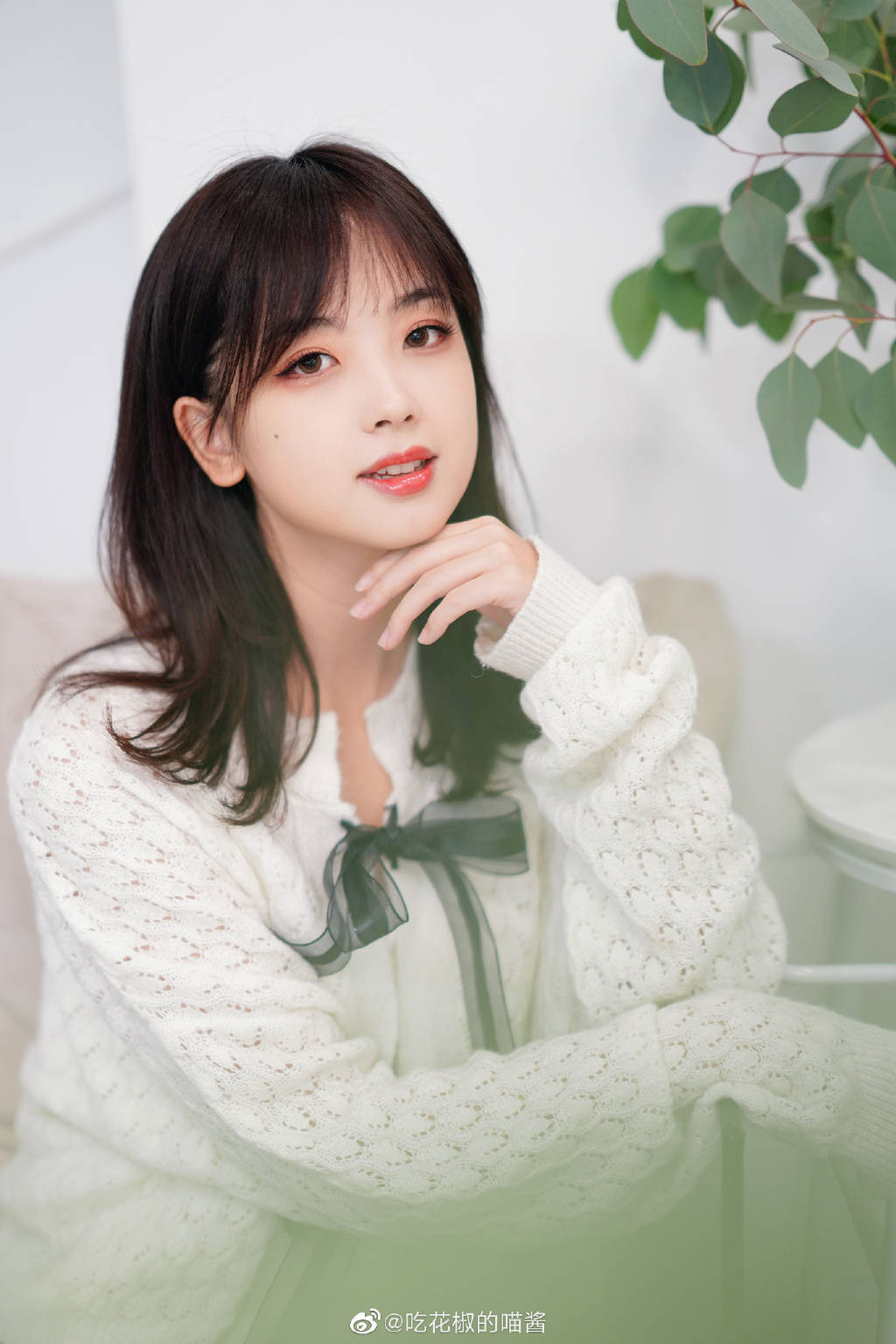 央视美女记者王冰冰晒近照 单手托腮笑容甜美动人_花娇_花瓶_淑女