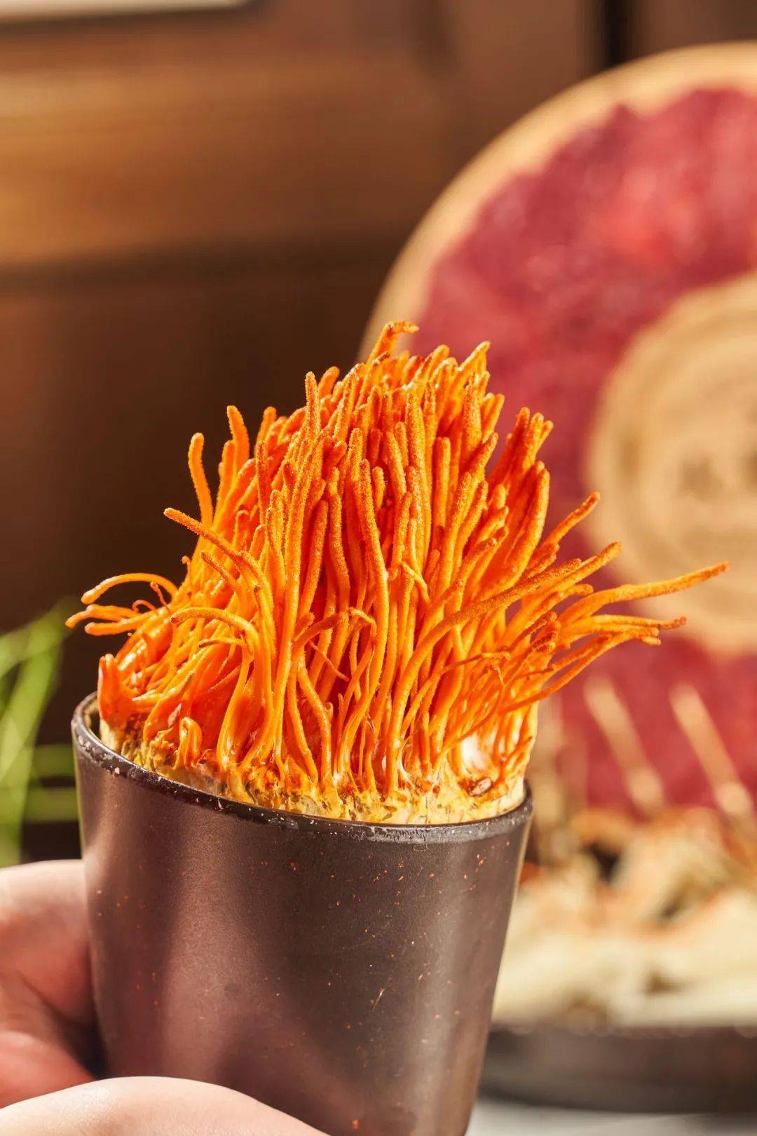 鲜豆苗,鲜虫草菇等各种蔬菜,都是每日空运而来,保留根部直接冰鲜上桌