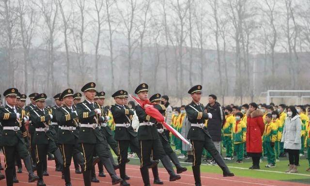 心怀感恩做幸福的英华人河间英华学校举行升旗仪式