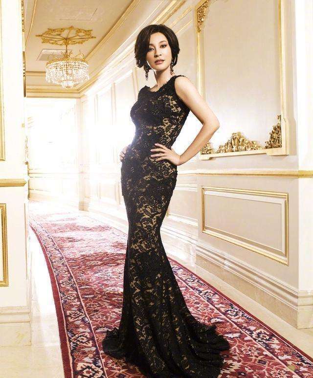 观众刘晓庆举办个人书法展，一副作品卖9999元，被嘲讽一文不值