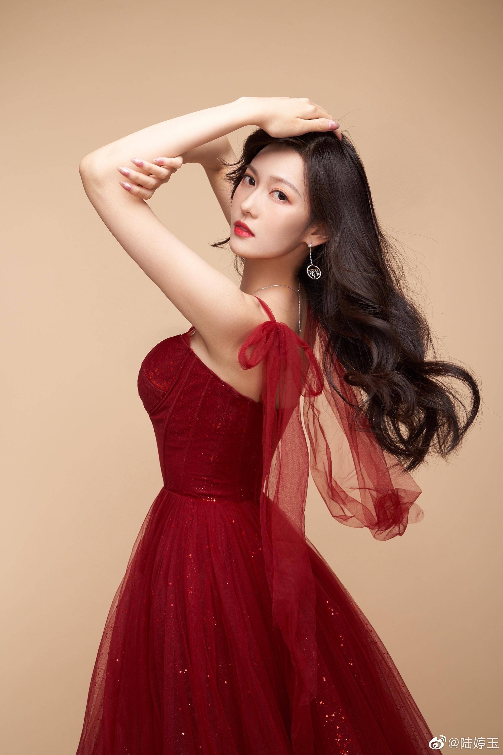 红裙开挂,女明星们"红"气养人时刻_红色_礼服_娜娜