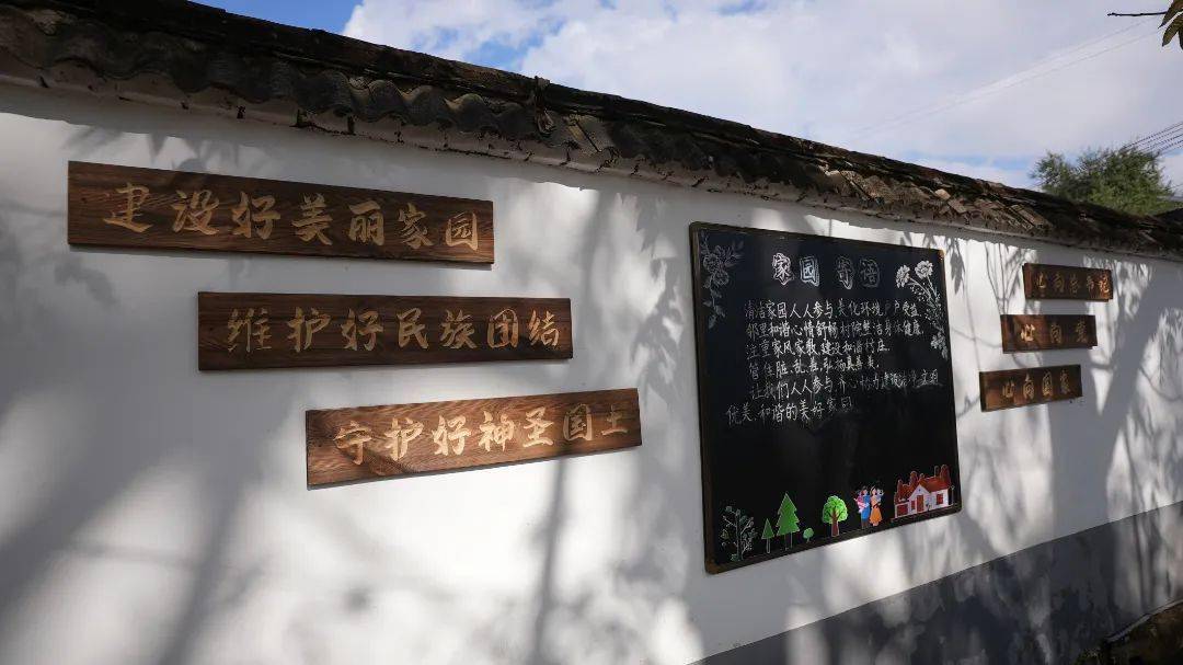 村民楊正興正在建蓋房屋,打算開一家茶餐吧,主體建築剛剛完工,他就在