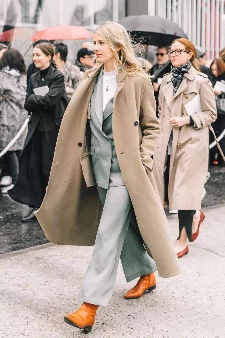 今年流行西装大衣叠穿法色彩选对效果加倍好看还职业