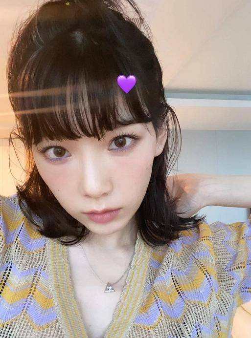 金泰妍黑长直刘海造型,精致得像芭比,冷白皮的优越体现出来了_solo