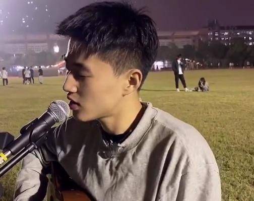 湖南高校男生清唱1988主题曲,嗓音让人心动,网友:头发丝都帅_艺术