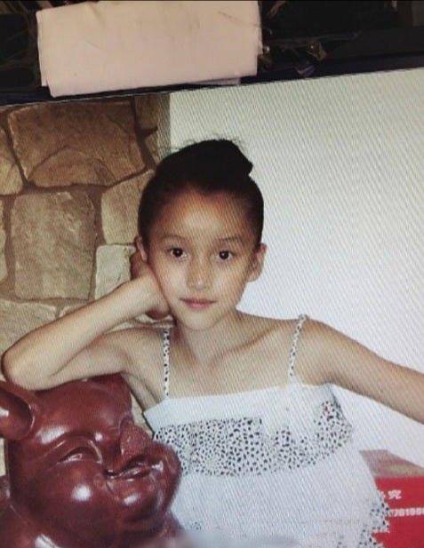 整容言论一出,许多粉丝纷纷拿出姜贞羽童年照片.
