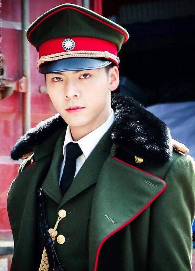 仪态太差别瞎穿军装,这6位军阀气质太绝,一身正气撩拨少女心_陈伟霆