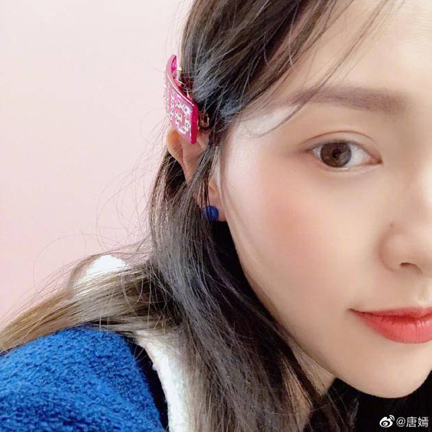 唐嫣宣布怀孕后首晒自拍 穿娃娃领蓝衣少女感满满_罗晋_微博_配文