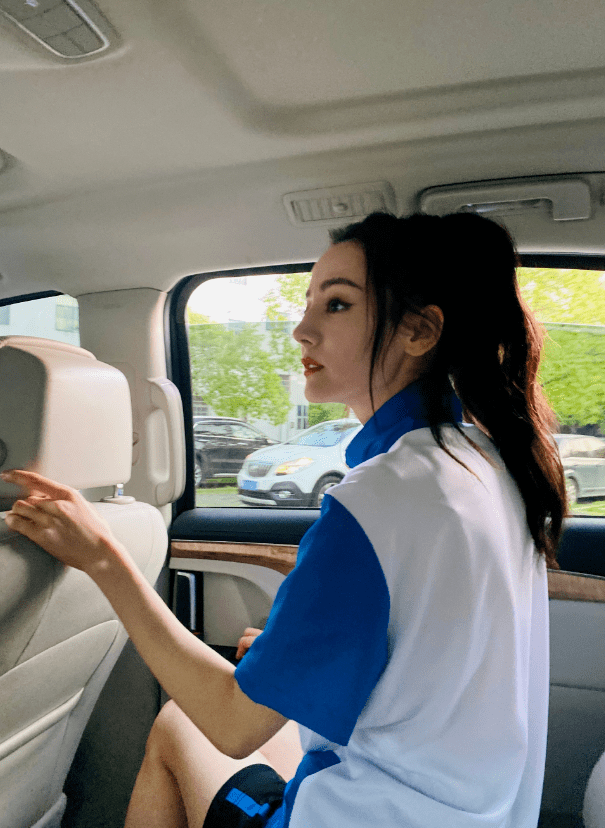 照片中的热巴身穿夏日校服,扎着高高的马尾,打扮十分清爽利落.