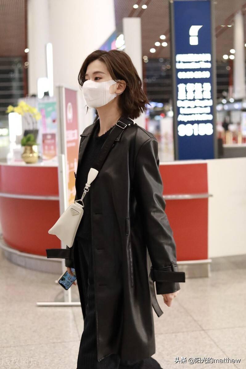 街拍乔欣身穿黑色长款皮衣搭休闲裤走路带风气场满满